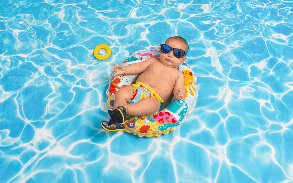 Cum să ne protejăm bebelușii de razele puternice ale soarelui