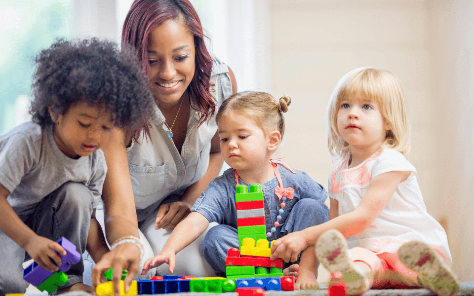 Jucăriile Montessori: Mai mult decât joacă – dezvoltare prin descoperire