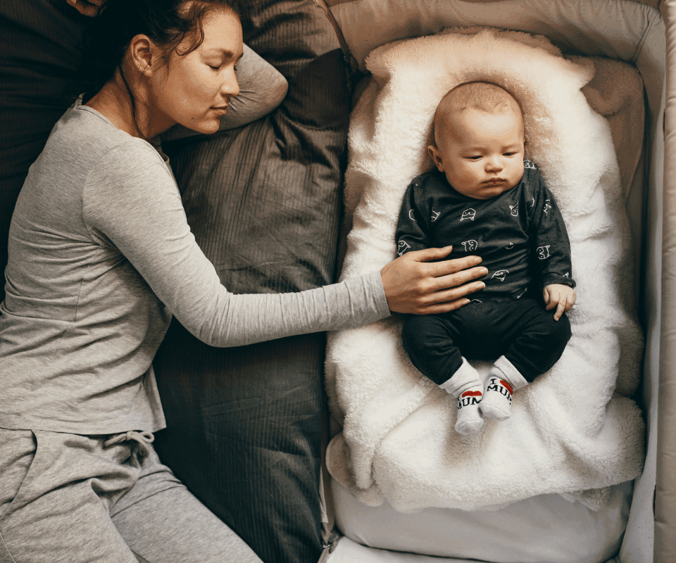 Cum Să Identifici Semnalele Timpurii și Tarzii ale Nevoii de Somn la Bebeluși