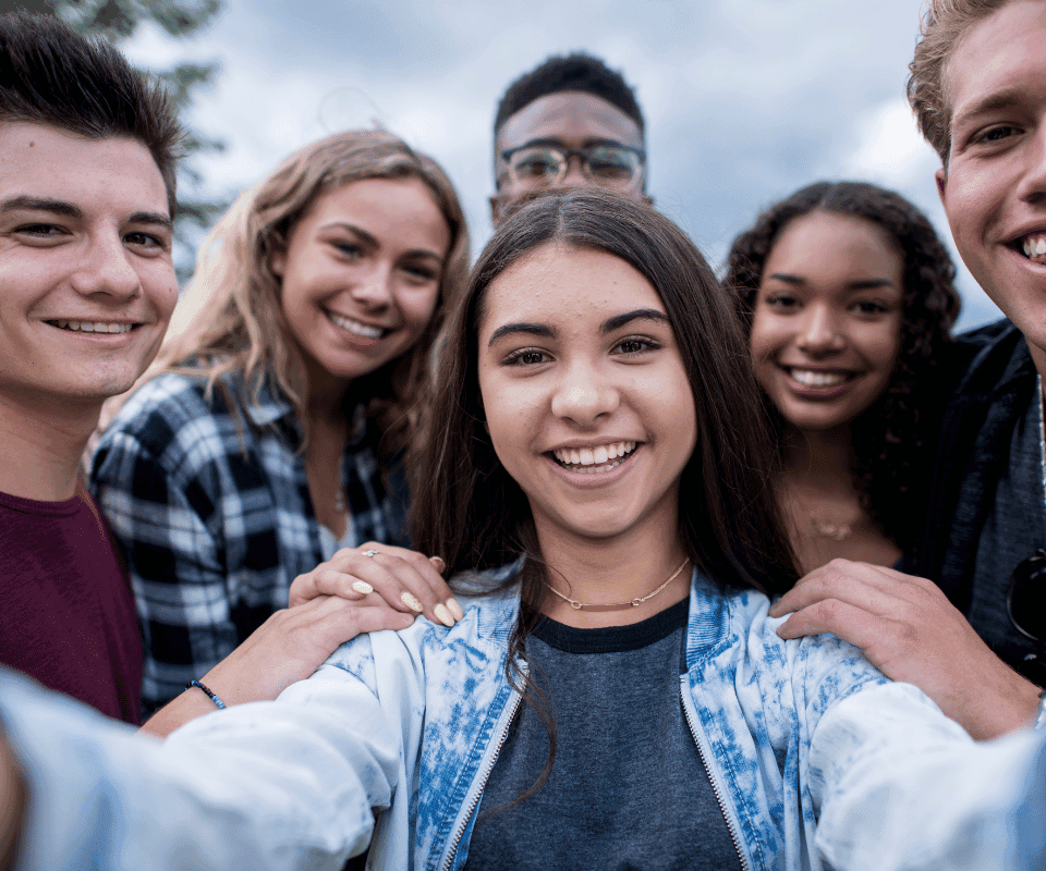 Importanța Linștii și Iubirii în Familie pentru Dezvoltarea Tinerilor și Impactul lor în Societate